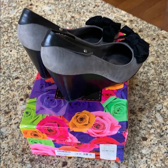 Shoes - Picture 2 of 4